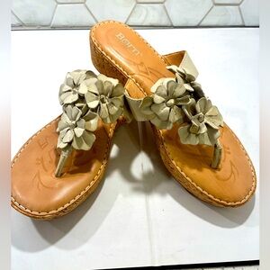 Born Woman’s Kimona Platform Sandals Ivory Flowers Size 8 Hand Crafted Leather